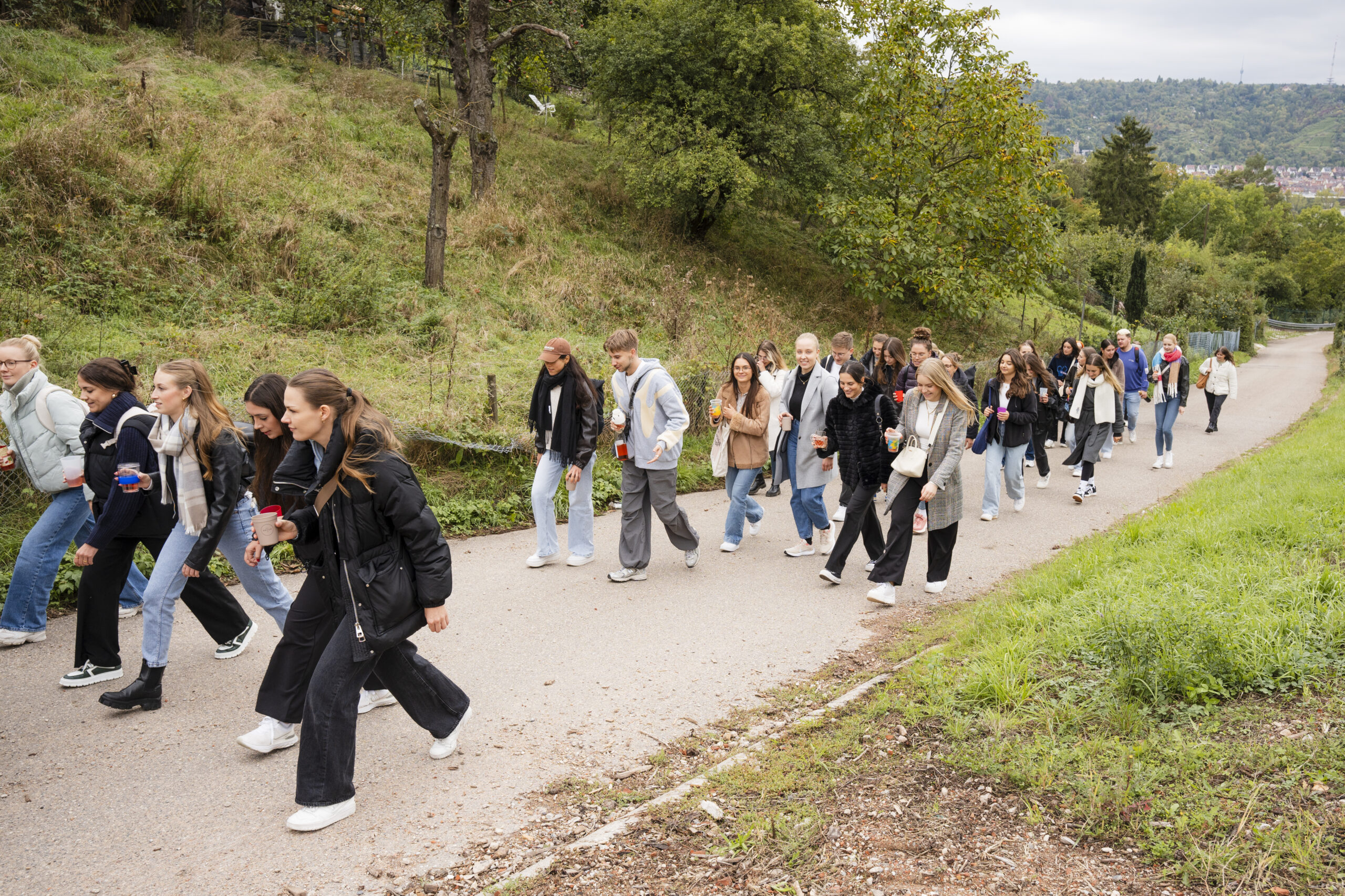 Studierende des Medienmasters auf der Weinwanderung in Untertürkheim.