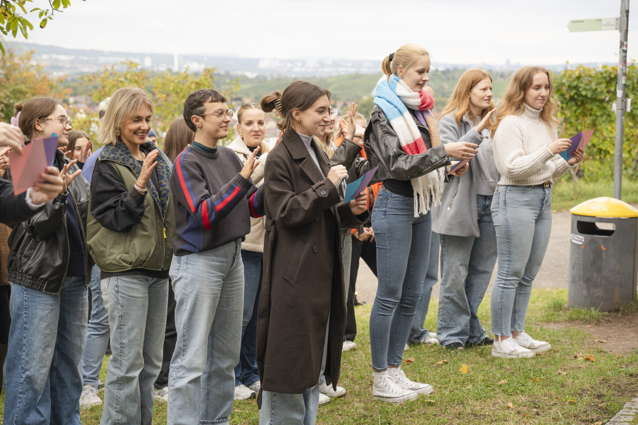 Studierende des Medienmasters bei einer Teambuilding-Übung während der Weinwanderung in Untertürkheim.