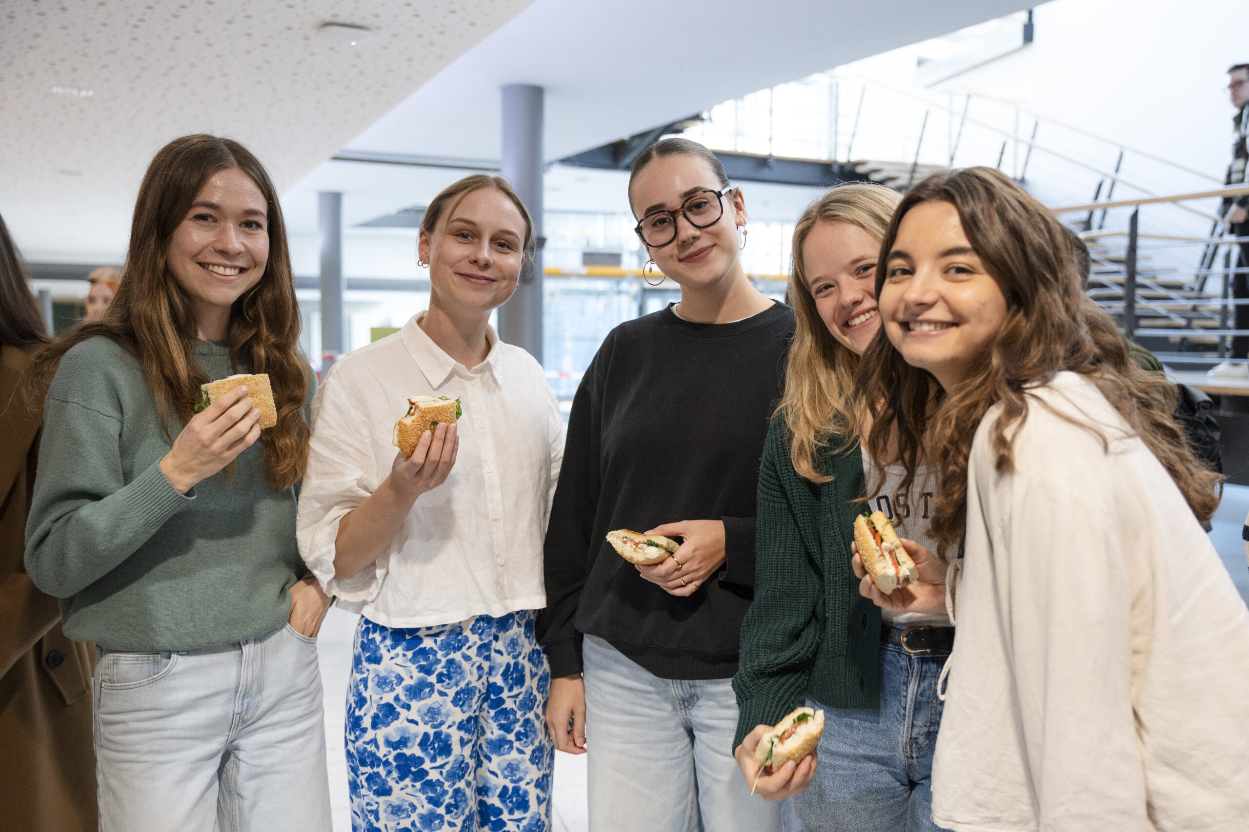 Gruppenbild von fünf Studierenden des Medienmasters im Foyer der HdM.