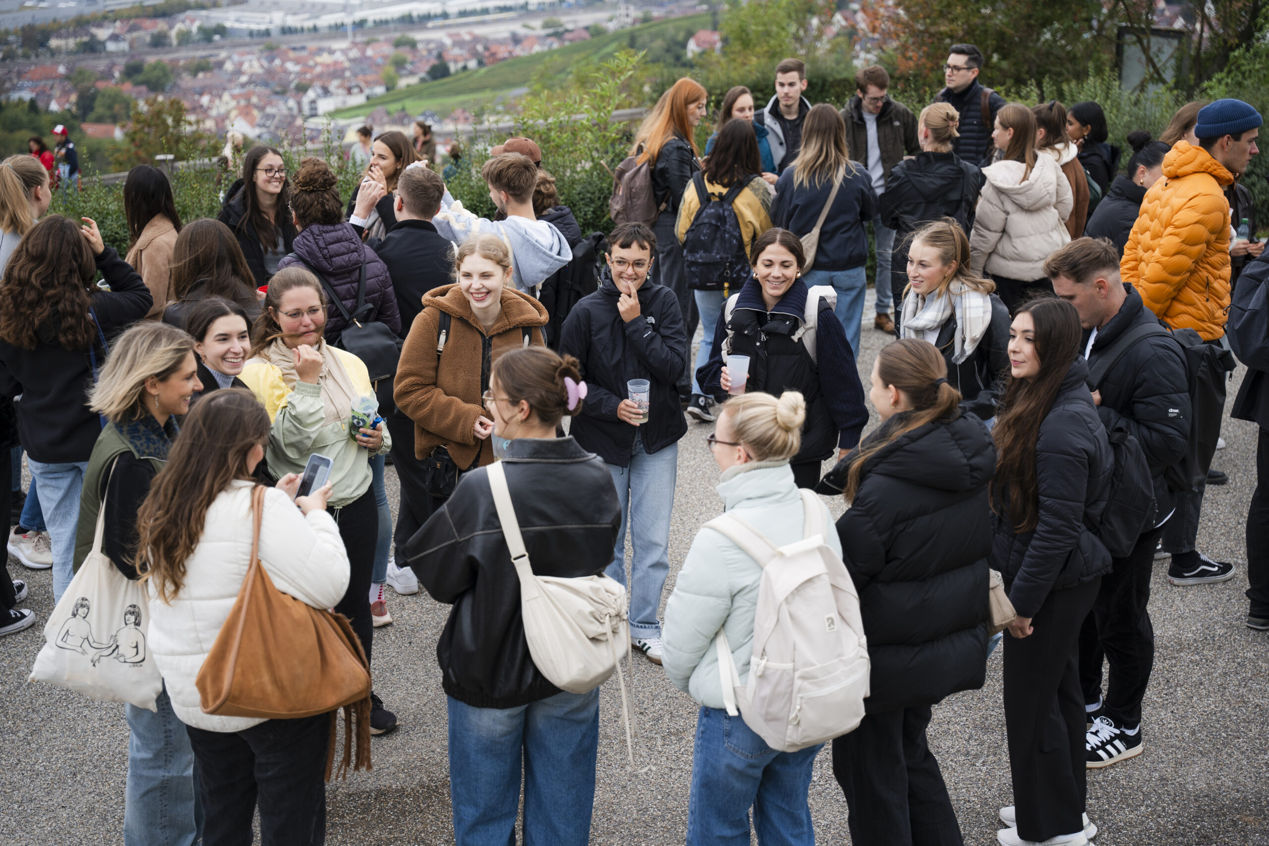 Studierende des Medienmasters versammeln sich in Untertürkheim, um zu einer gemeinsamen Weinwanderung aufzubrechen.