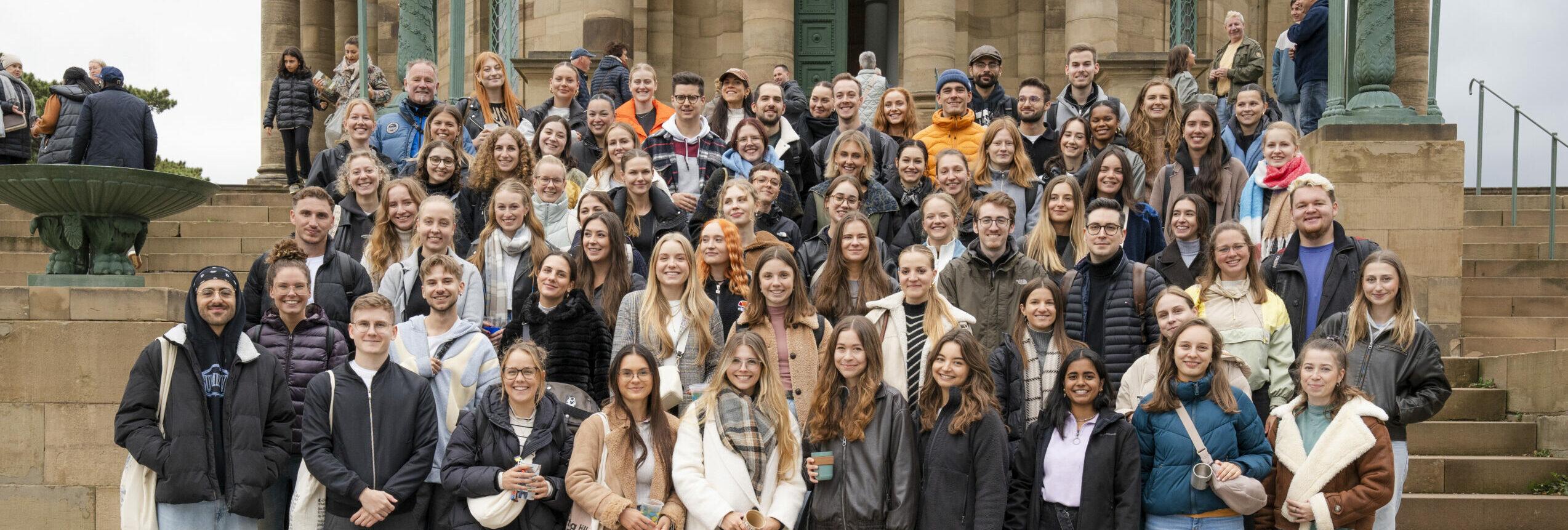 Gruppenfoto der neuen Erstis des Medienmasters vor der Grabkapelle als Abschluss der gemeinsamen Weinwanderung.