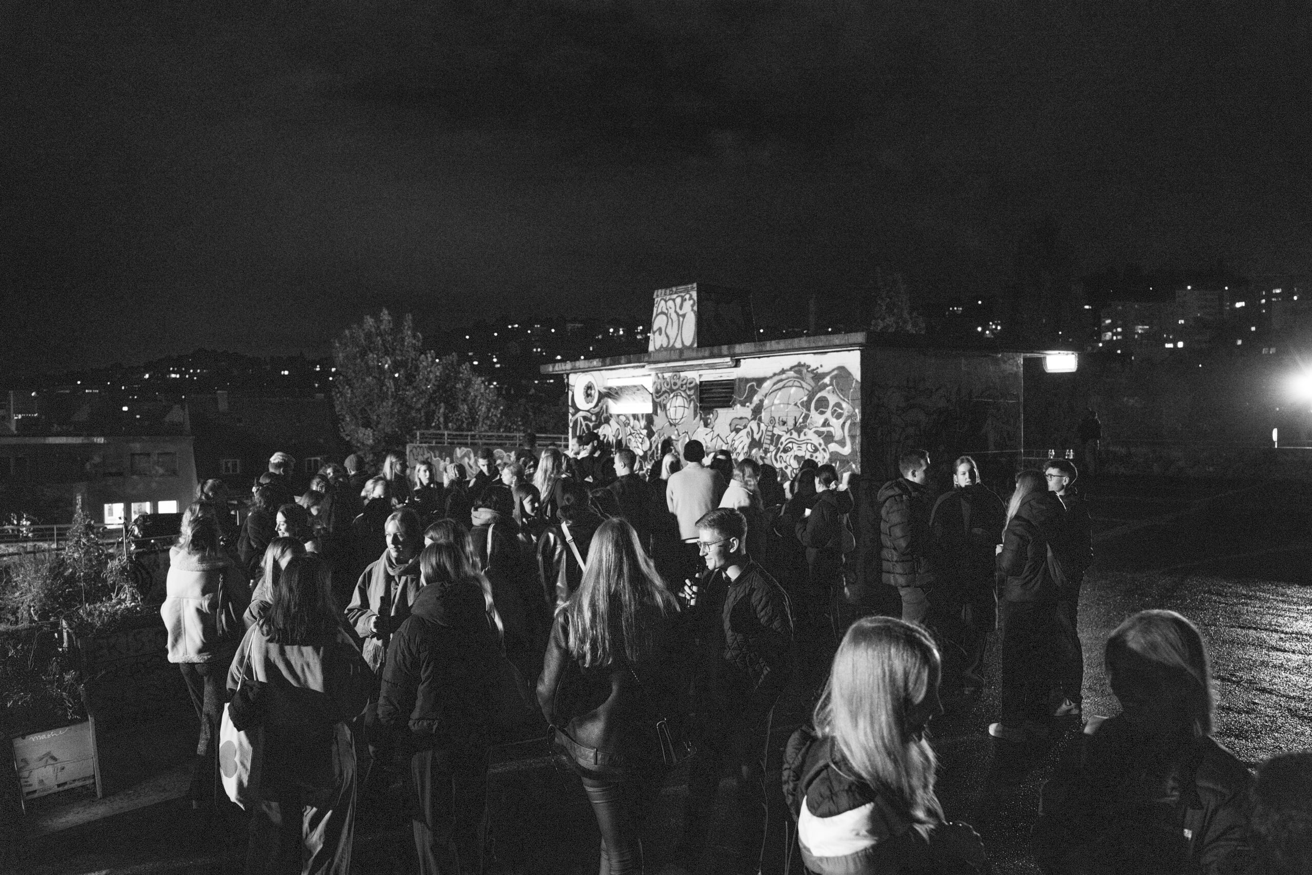 Studierende des Medienmasters stimmen sich auf dem Züblin-Parkhaus auf die bevorstehende Kneipentour am Abend ein.