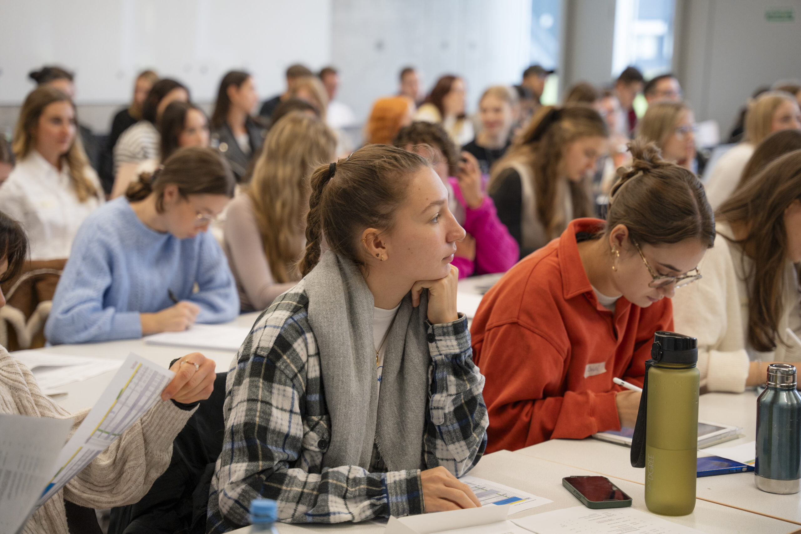 Studierende des Medienmasters lauschen der Modulvorstellung der Dozenten und Professoren.