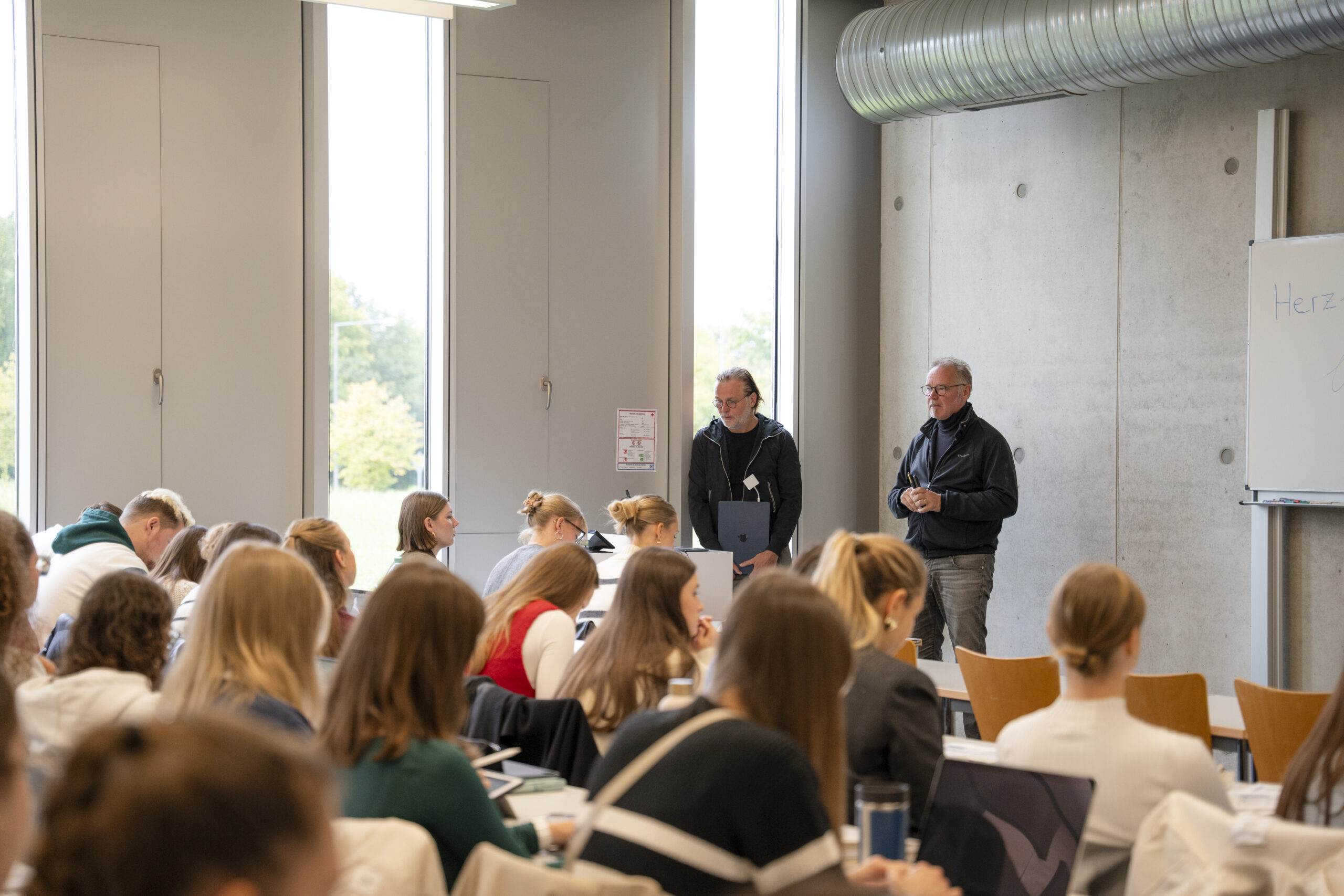 Studierende des Medienmasters lauschen der Modulvorstellung von Prof. Eichsteller und Prof. Hofmann.