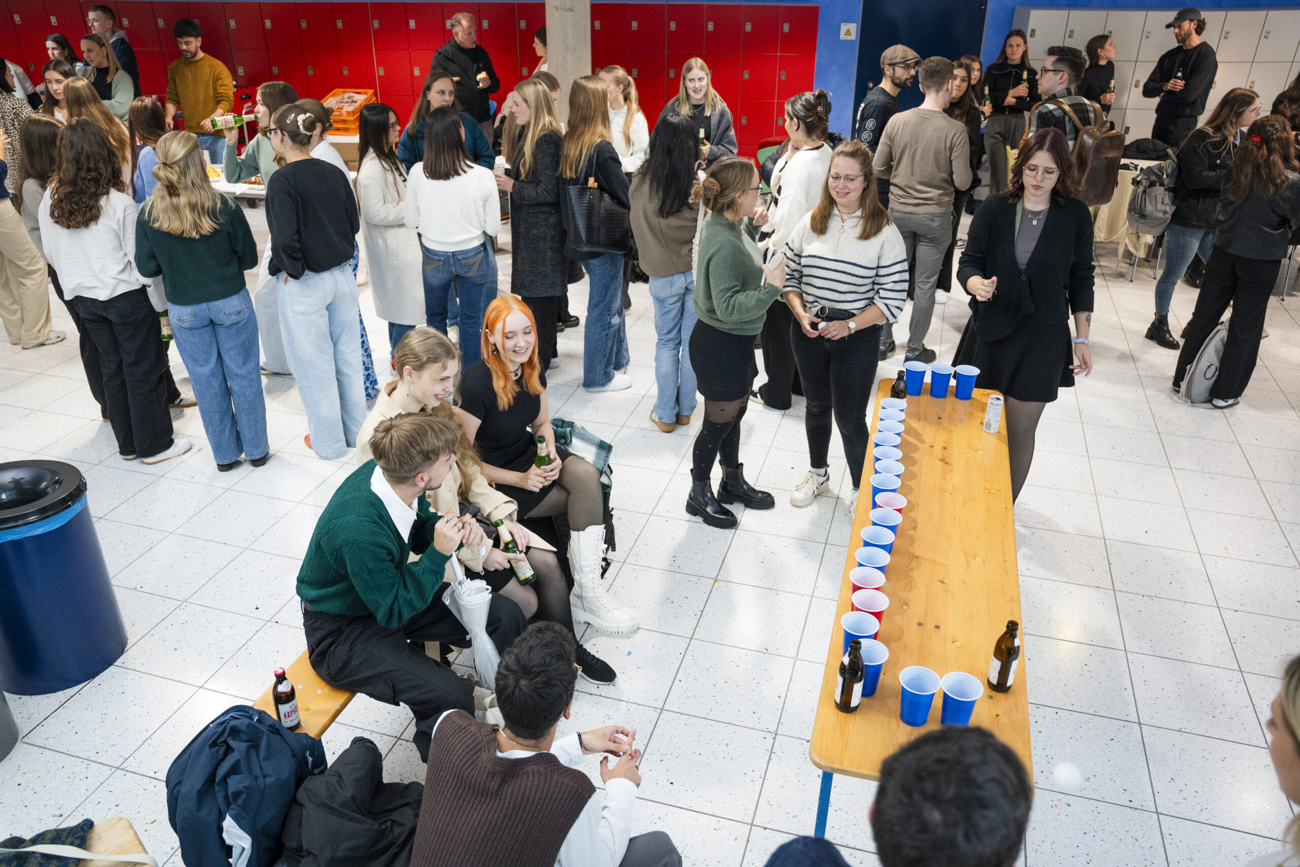 Studierende des Medienmasters lernen sich in entspannter Umgebung an der HdM kennen, unter anderem beim gemeinsamen Bierpong-Spiel.